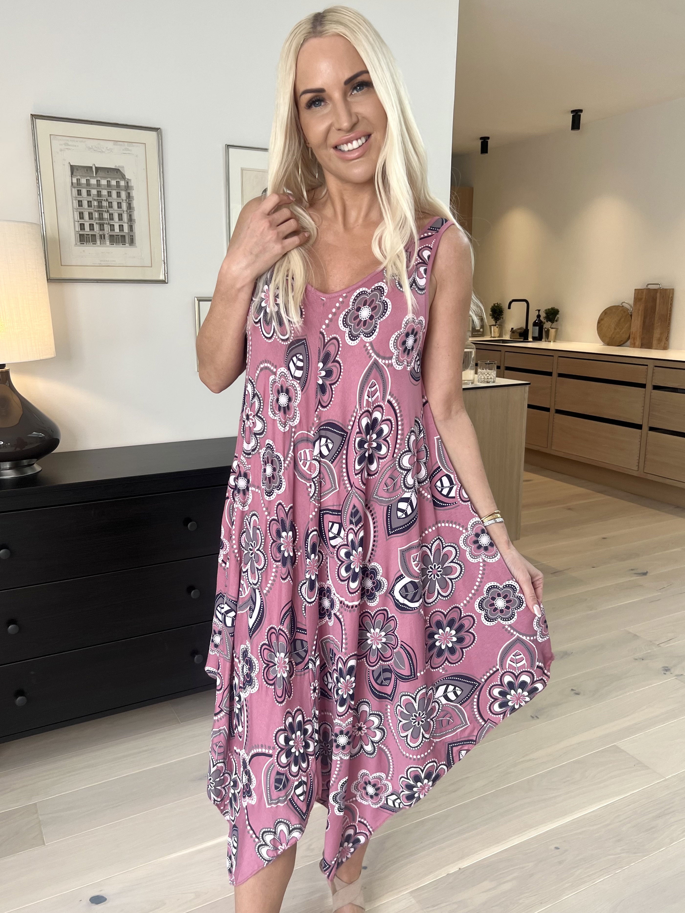 Veronica Flower - Sommarklänning med blommigt tryck och breda axelband